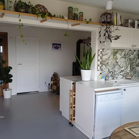 Eden 122 *